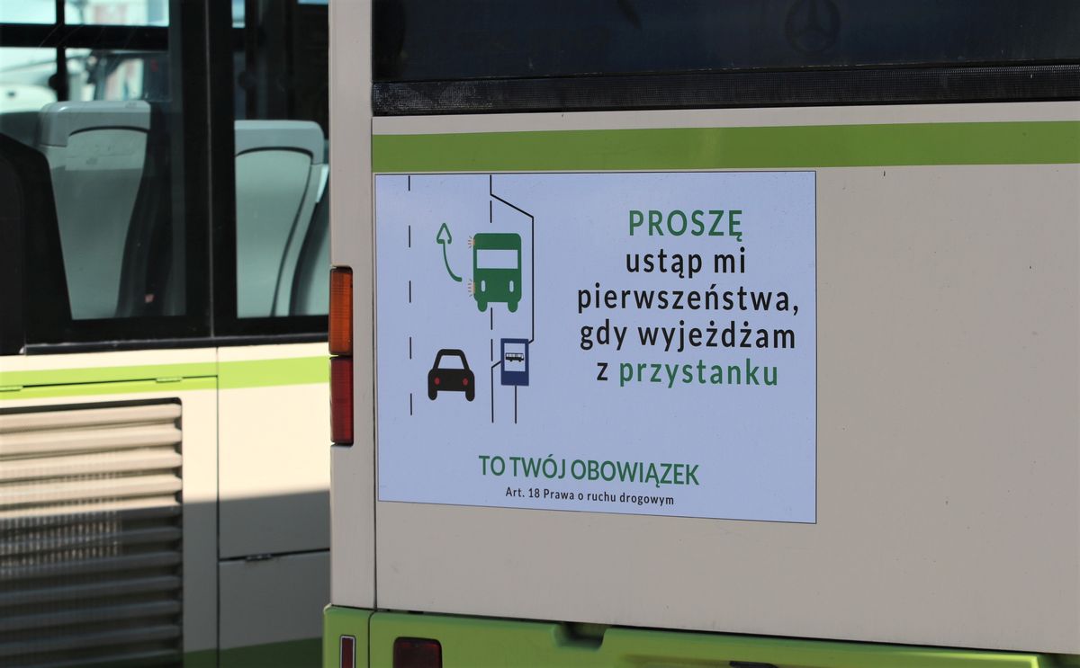 „Proszę, ustąp mi pierwszeństwa”: Na autobusach umieszczono naklejki z apelem (zdjęcia)