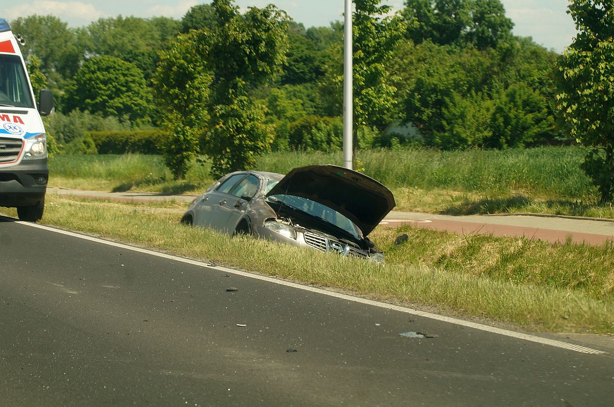 Straciła panowanie nad pojazdem. Dachowanie nissana na trasie Lublin – Bełżyce (zdjęcia)