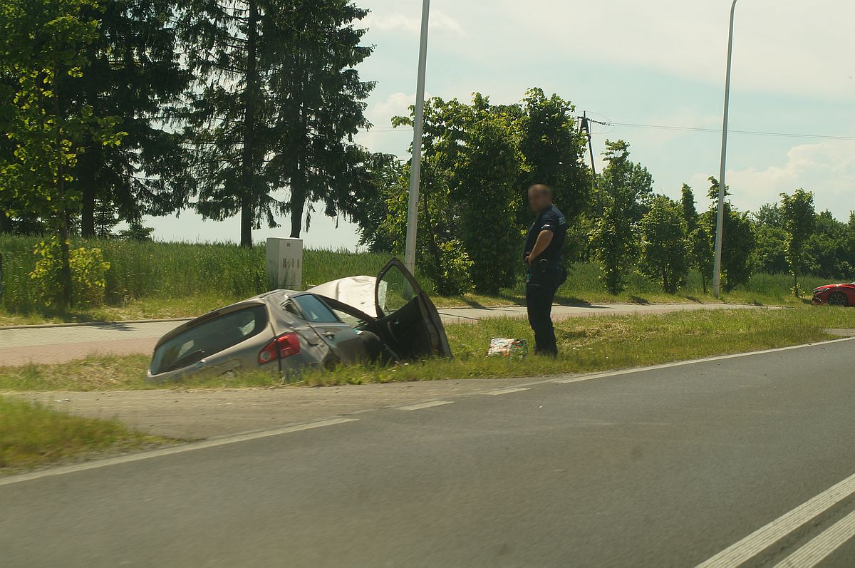 Straciła panowanie nad pojazdem. Dachowanie nissana na trasie Lublin – Bełżyce (zdjęcia)