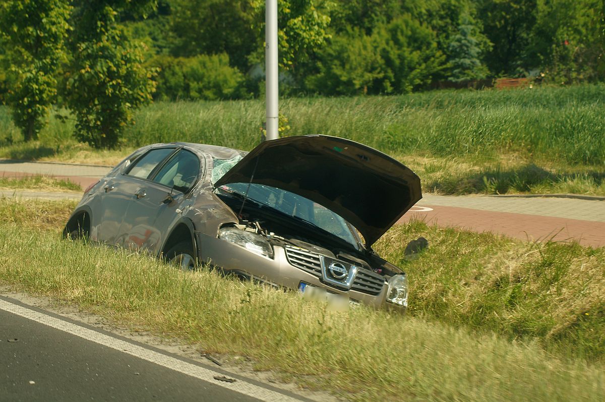 Straciła panowanie nad pojazdem. Dachowanie nissana na trasie Lublin – Bełżyce (zdjęcia)