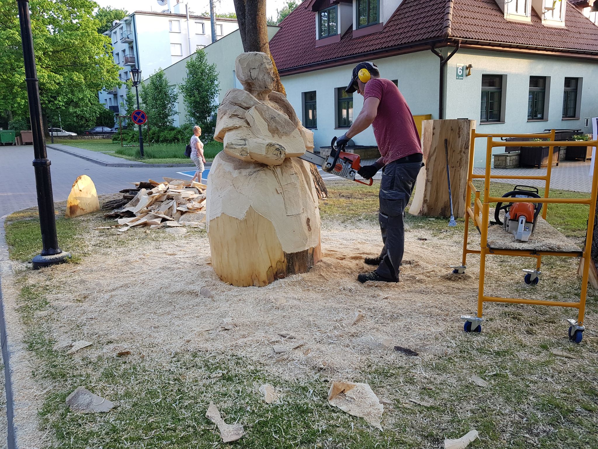 Trwa plener rzeźbiarski. Tematem są wybitne kobiety związane z Nałęczowem (zdjęcia)