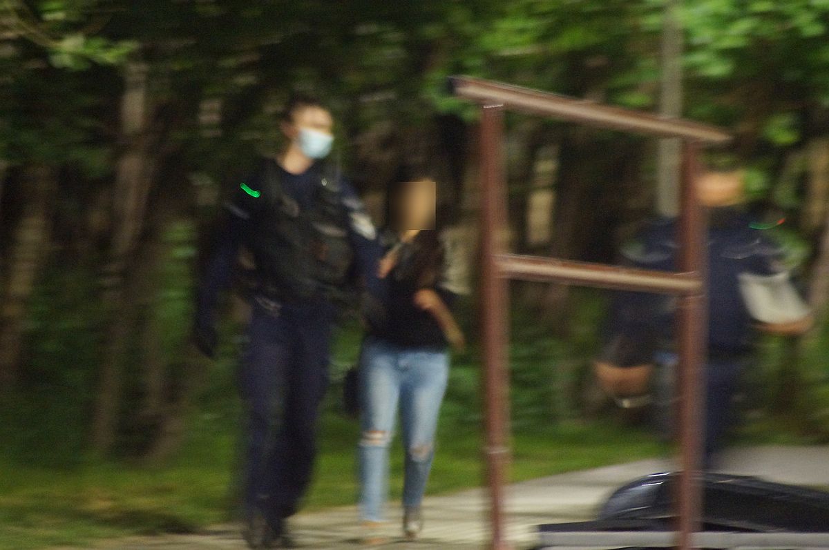 W środku nocy mieszkańców obudził płacz. 3-letnie dziecko było zamknięte na balkonie, rodzice pijani (zdjęcia)