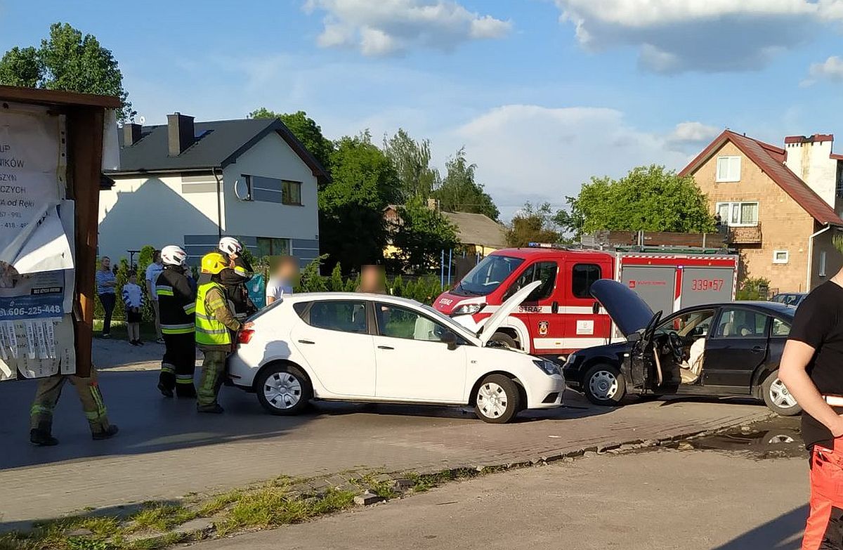 Wyjeżdżał ze sklepowego parkingu, zajechał drogę seatowi (zdjęcia)