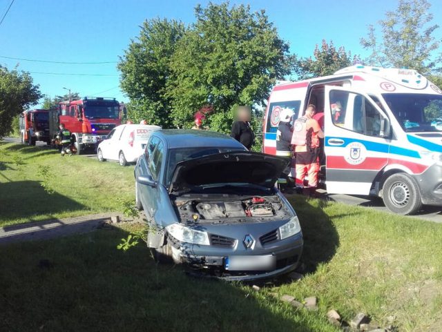 Zjechała z drogi, auto uderzyło w przepust. Jedna osoba została poszkodowana (zdjęcia)