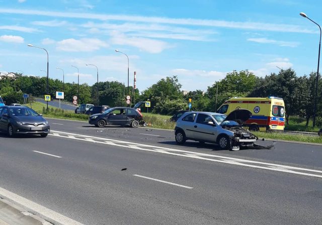 Zderzenie peugeota, forda i opla na jednej z głównych ulic Lublina. Dwie osoby ranne i duże korki (zdjęcia)