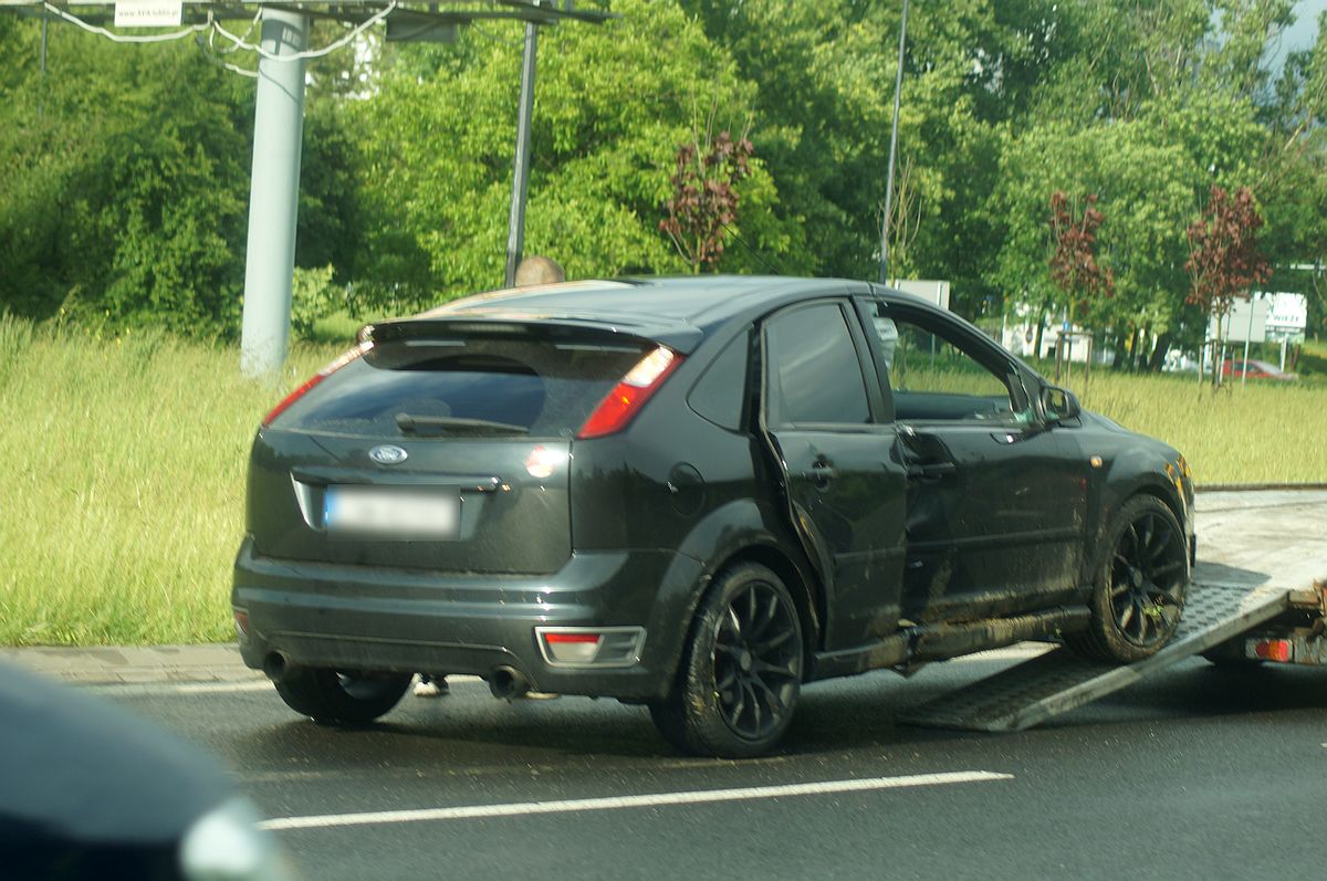 Na łuku drogi stracił panowanie nad autem. Ford uderzył w znaki i latarnię (zdjęcia)