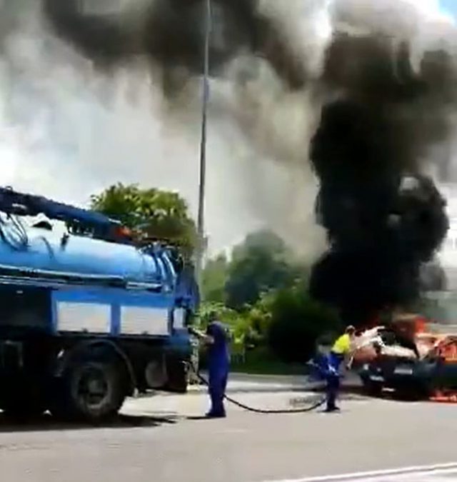 Pojazd do czyszczenia kanalizacji sprawdził się przy pożarze samochodu. Jego załoga ruszyła do akcji (zdjęcia)