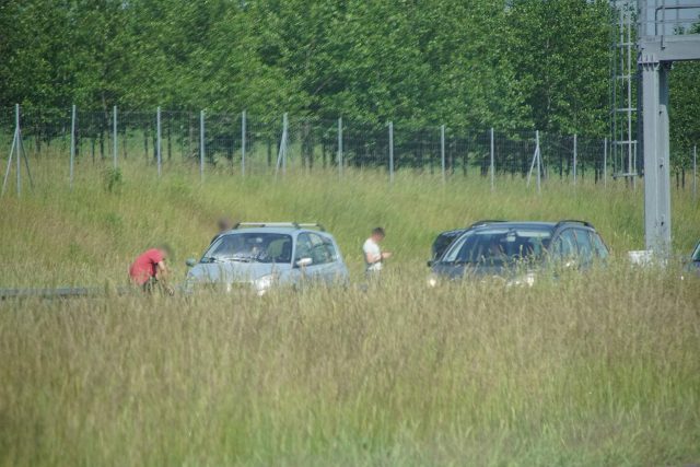 W trakcie jazdy dostrzegł dym wydobywający się z auta. Na ekspresówce zapalił się renault (zdjęcia)