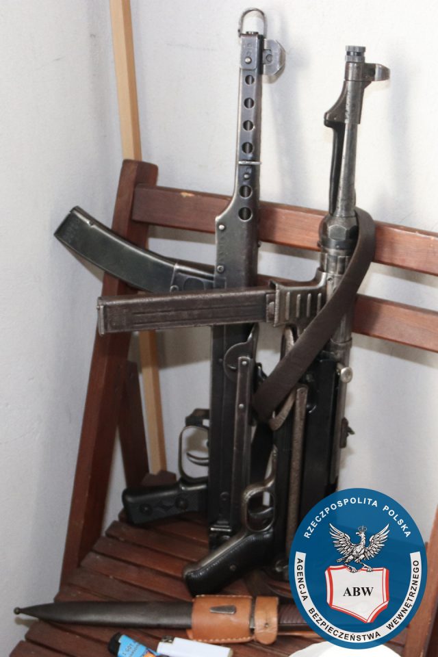 Karabiny maszynowe, pistolety, rewolwery i tysiące szt. amunicji. Zatrzymano handlarzy bronią (zdjęcia)
