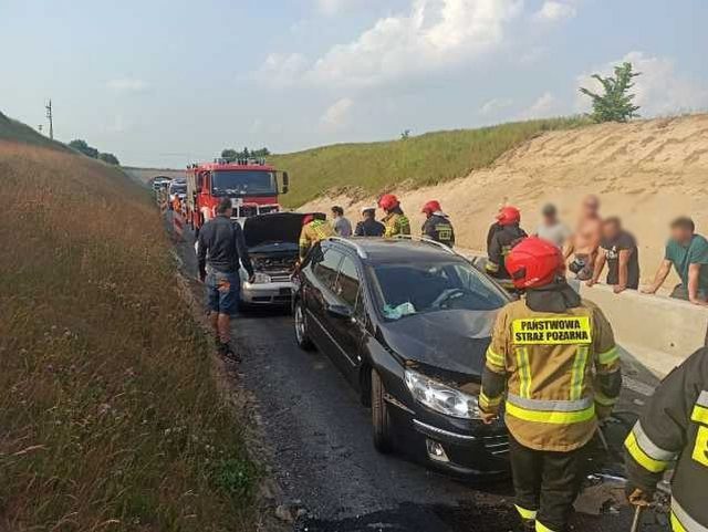 Groźny wypadek na obwodnicy Kraśnika. Na miejscu trwa akcja ratunkowa, droga jest zablokowana (zdjęcia)