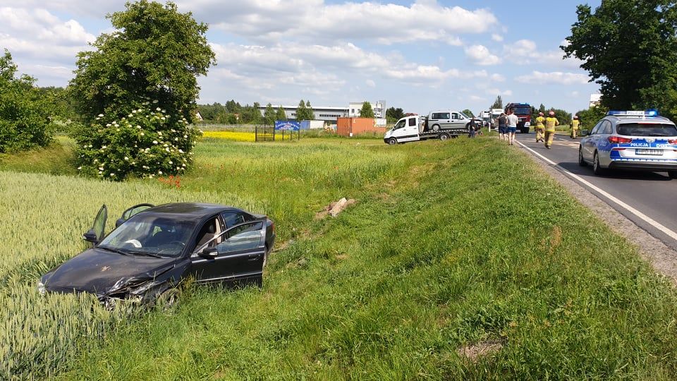 Skręcał w lewo, nie ustąpił pierwszeństwa przejazdu. Trasa Lublin – Łęczna była zablokowana (zdjęcia)