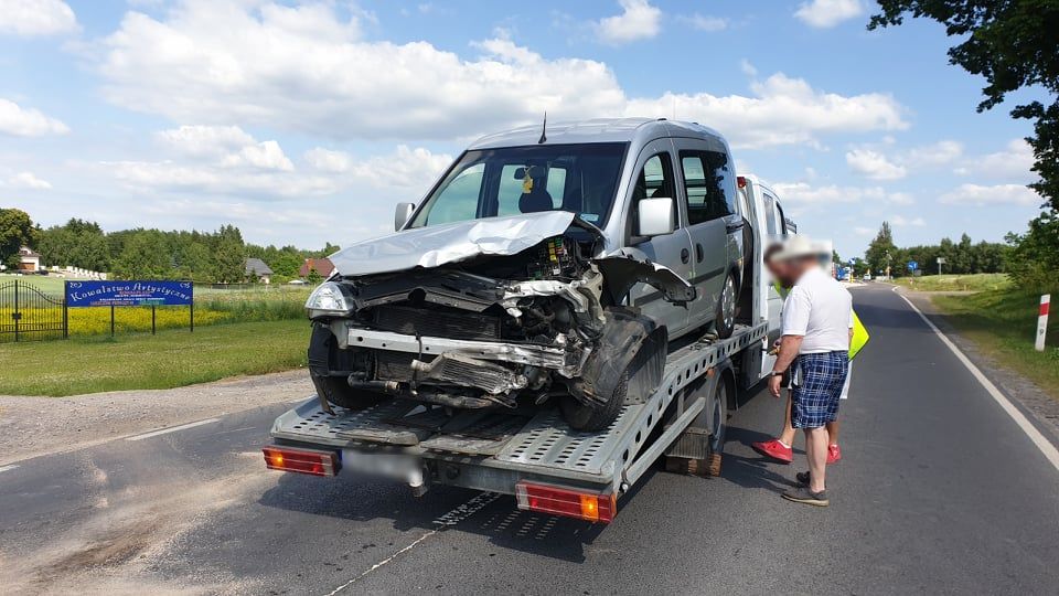 Skręcał w lewo, nie ustąpił pierwszeństwa przejazdu. Trasa Lublin – Łęczna była zablokowana (zdjęcia)