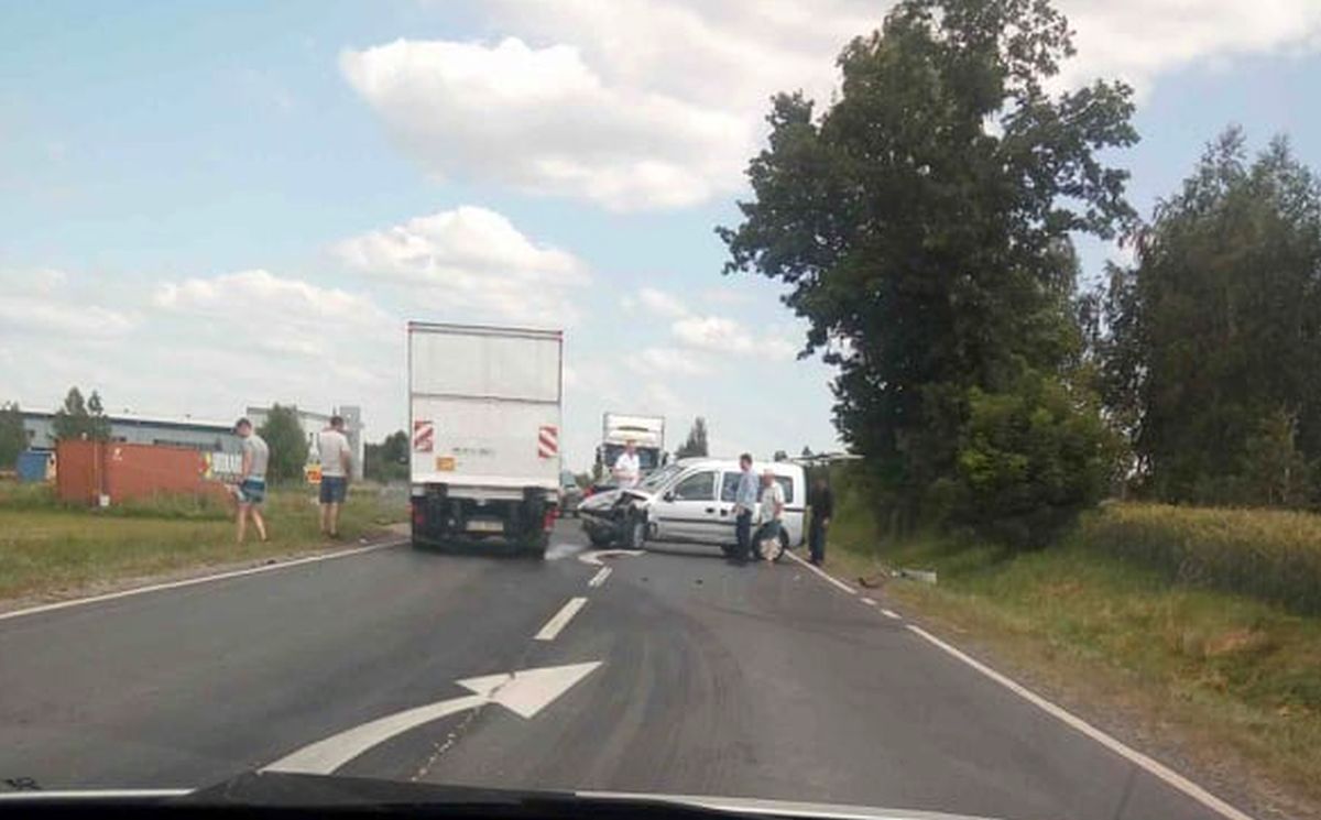 Skręcał w lewo, nie ustąpił pierwszeństwa przejazdu. Trasa Lublin – Łęczna była zablokowana (zdjęcia)