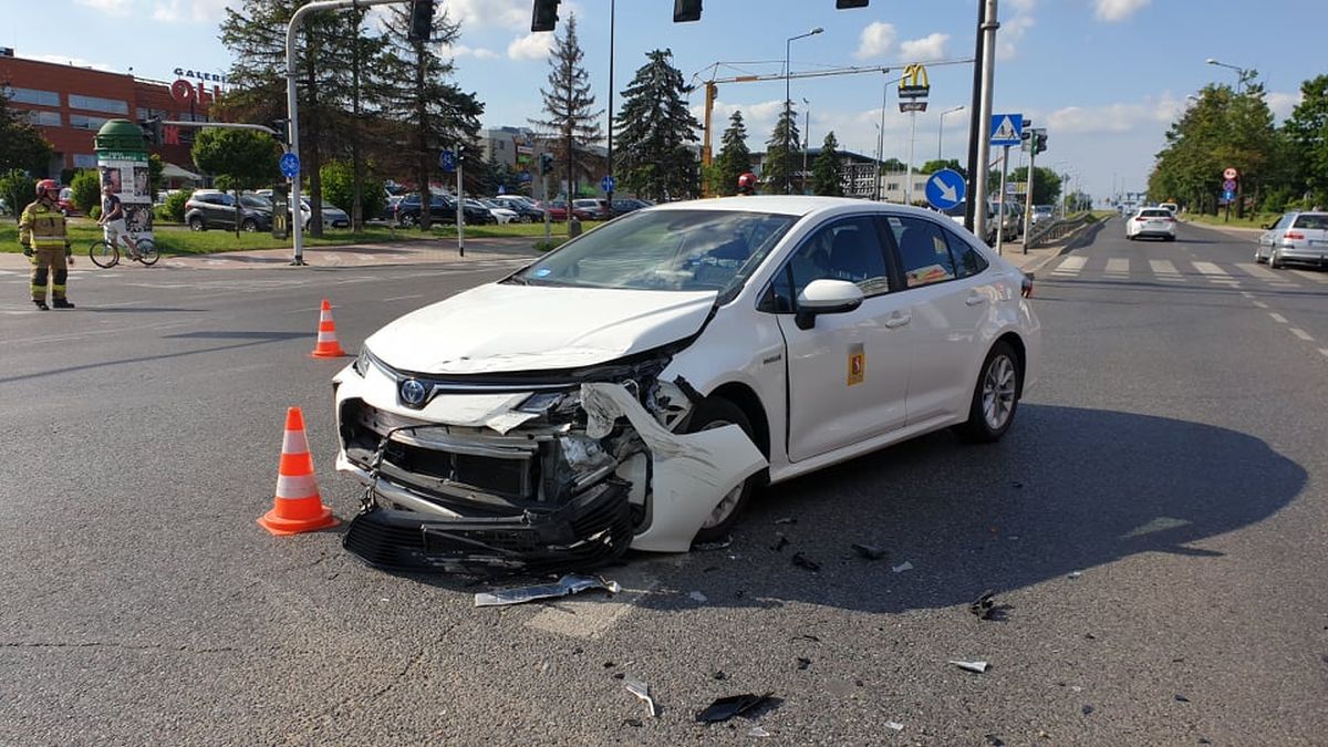 Wypadek na skrzyżowaniu w Lublinie. Dwie osoby w szpitalu, ważna ulica zablokowana (zdjęcia)