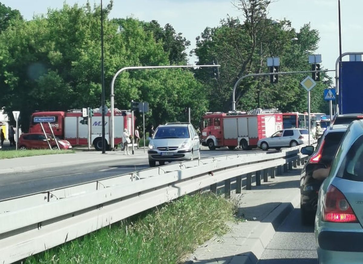Wypadek na skrzyżowaniu w Lublinie. Dwie osoby w szpitalu, ważna ulica zablokowana (zdjęcia)