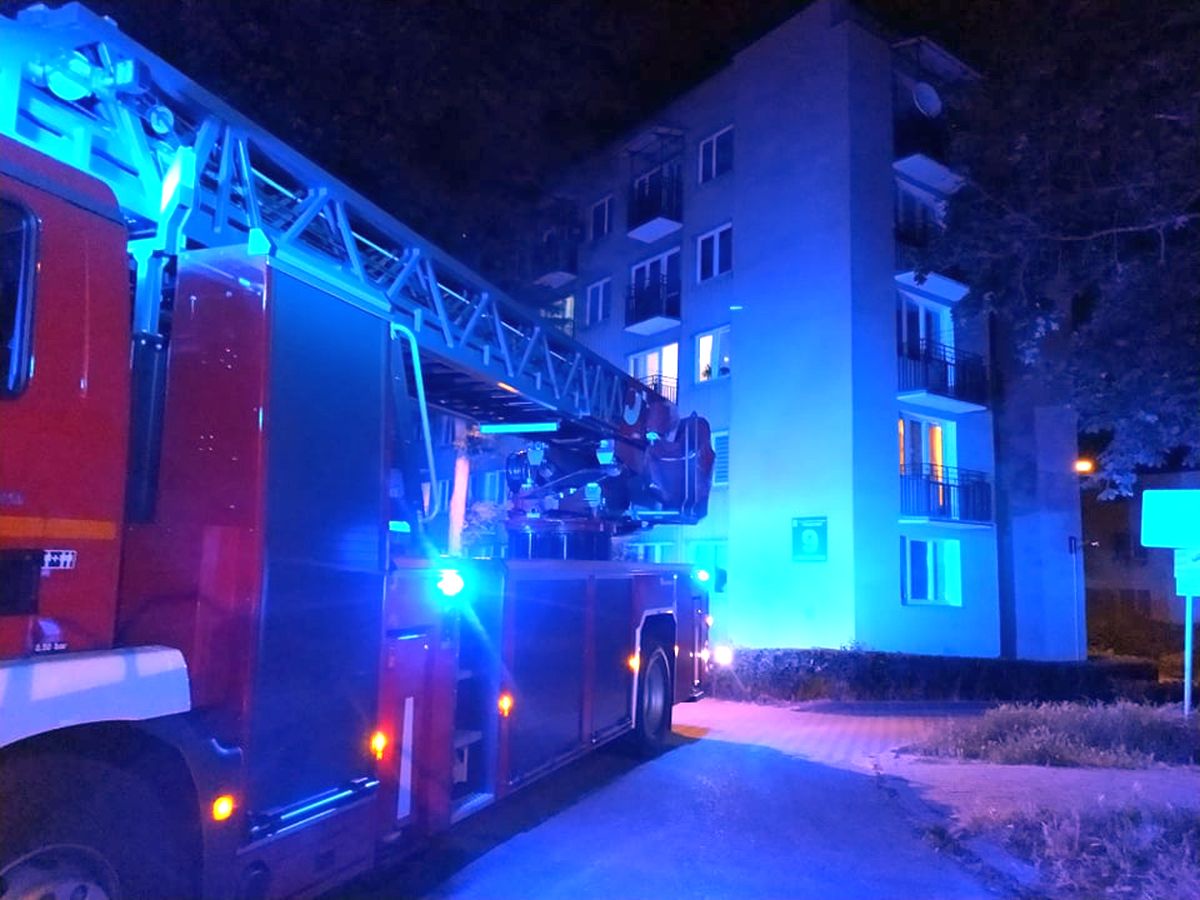 Z mieszkania na 4 piętrze wypływała woda. Strażacy siłowo weszli do środka (zdjęcia)