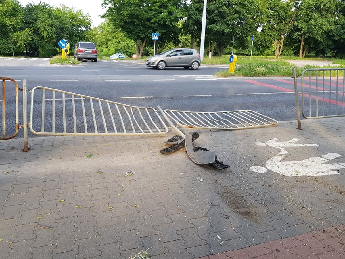 Poszła na zakupy do Lidla. Jej auto zjechało ze skarpy, staranowało barierki i przejechało ruchliwą ulicę (zdjęcia)