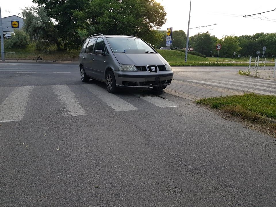 Poszła na zakupy do Lidla. Jej auto zjechało ze skarpy, staranowało barierki i przejechało ruchliwą ulicę (zdjęcia)