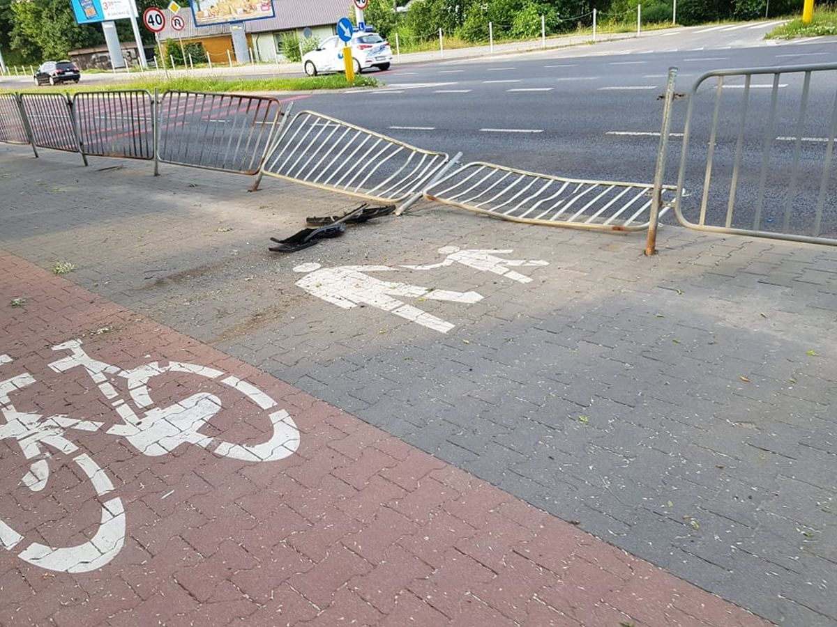 Poszła na zakupy do Lidla. Jej auto zjechało ze skarpy, staranowało barierki i przejechało ruchliwą ulicę (zdjęcia)