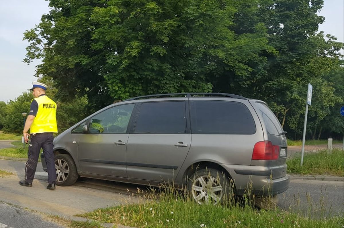 Poszła na zakupy do Lidla. Jej auto zjechało ze skarpy, staranowało barierki i przejechało ruchliwą ulicę (zdjęcia)