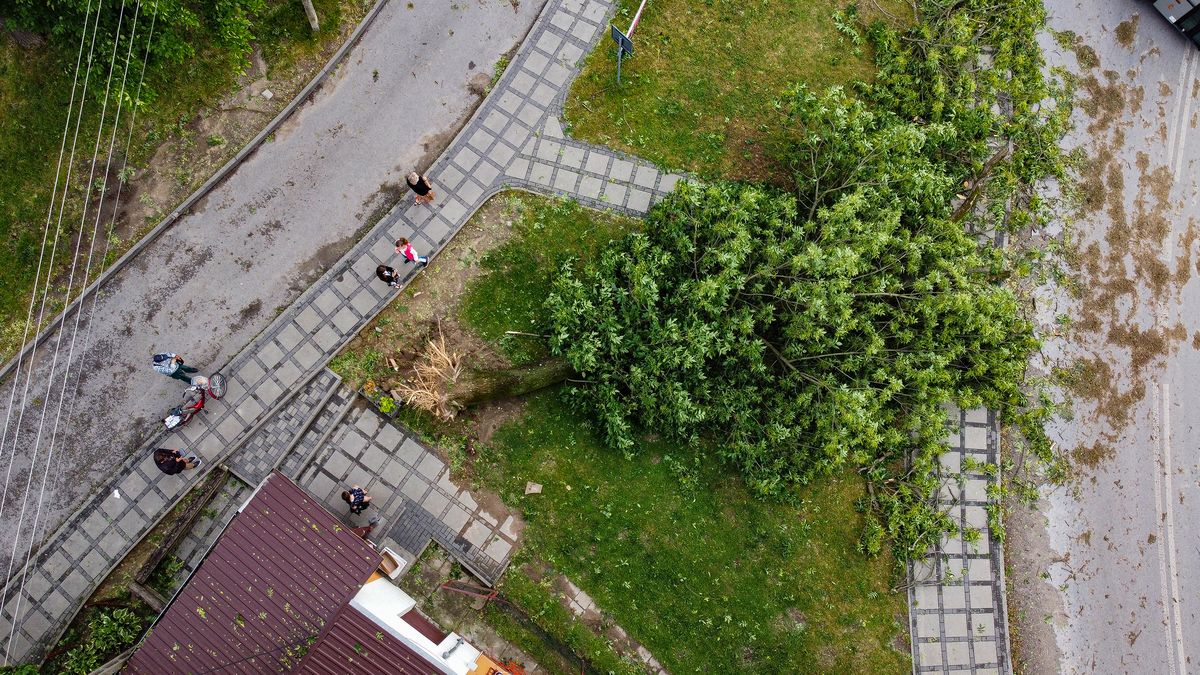 Nawałnica spustoszyła zabytkowy park w Karczmiskach. Ucierpiało też boisko (zdjęcia)