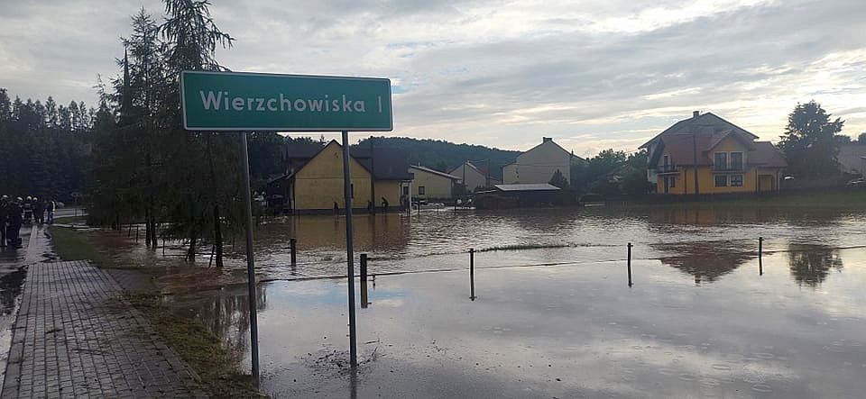 Droga zamieniła się w rwącą rzekę, wody wciąż przybywa. Wierzchowiska znów odcięte od świata (wideo)