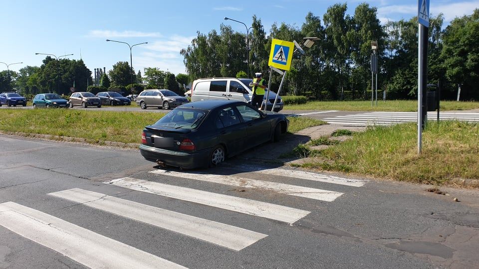 Jeden drugiemu zajechał drogę, obaj chcieli uniknąć zderzenia. Nie udało się (zdjęcia)