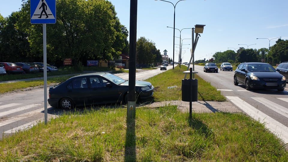 Jeden drugiemu zajechał drogę, obaj chcieli uniknąć zderzenia. Nie udało się (zdjęcia)