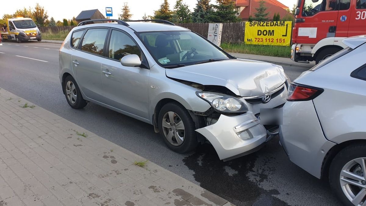 Zderzenie trzech aut. Hyundai wjechał w toyotę, ta zatrzymała się na tylnym zderzaku kii (zdjęcia)