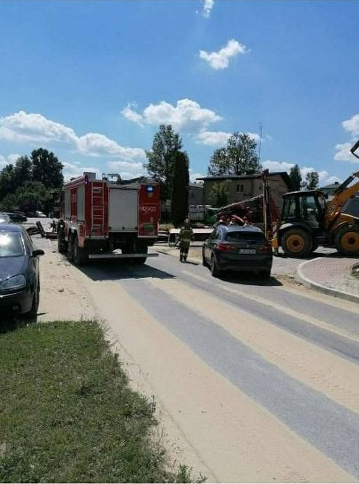 Na budowie przewrócił się dźwig. Jedna osoba trafiła do szpitala (zdjęcia)