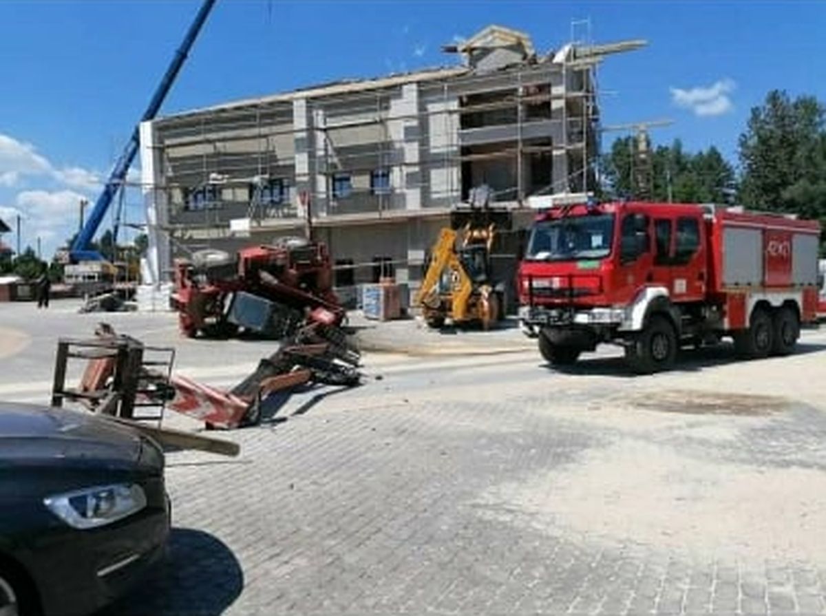 Na budowie przewrócił się dźwig. Jedna osoba trafiła do szpitala (zdjęcia)