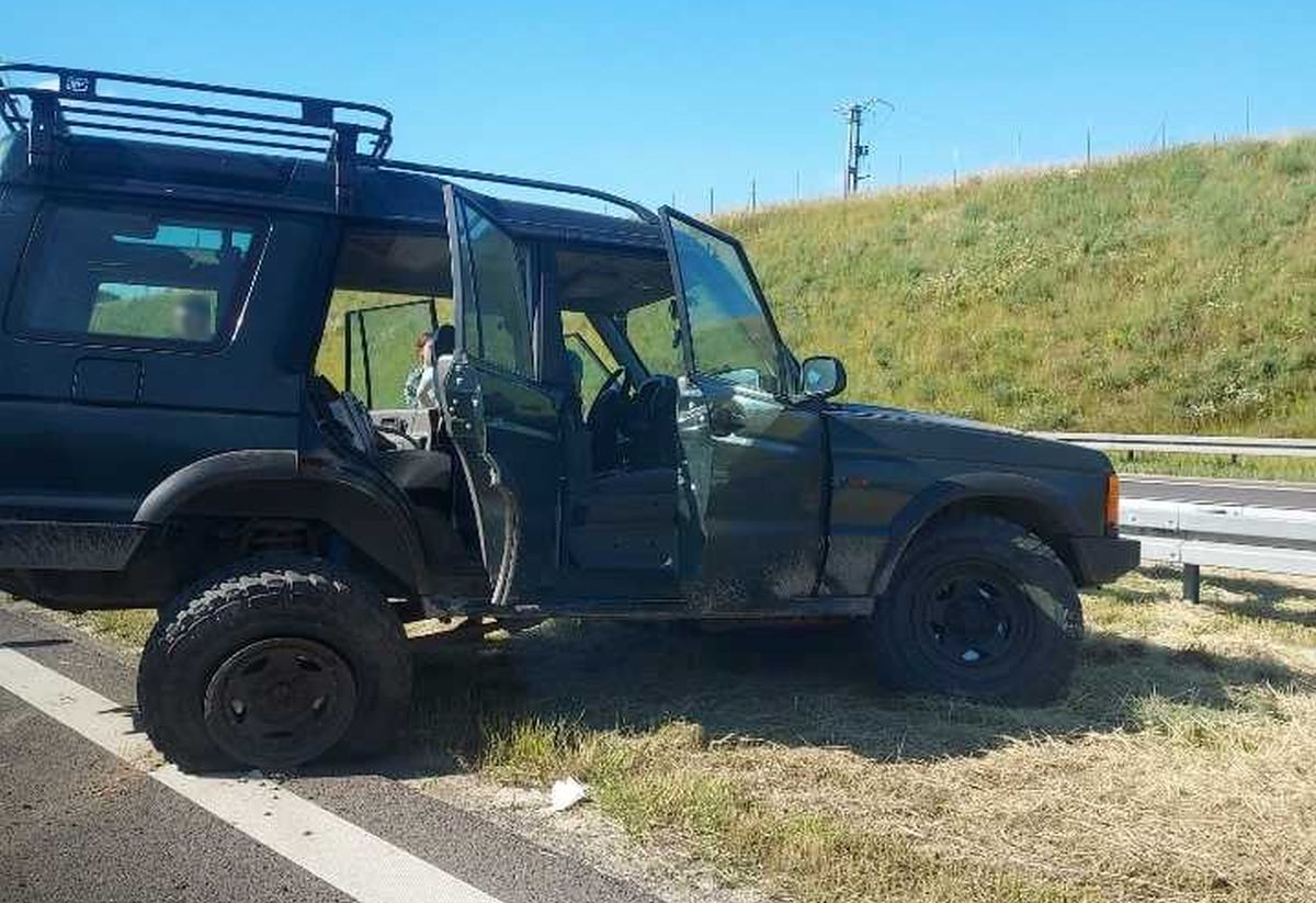 Samochód uderzył w bariery na ekspresówce. Na miejscu pracują służby ratunkowe (zdjęcia)