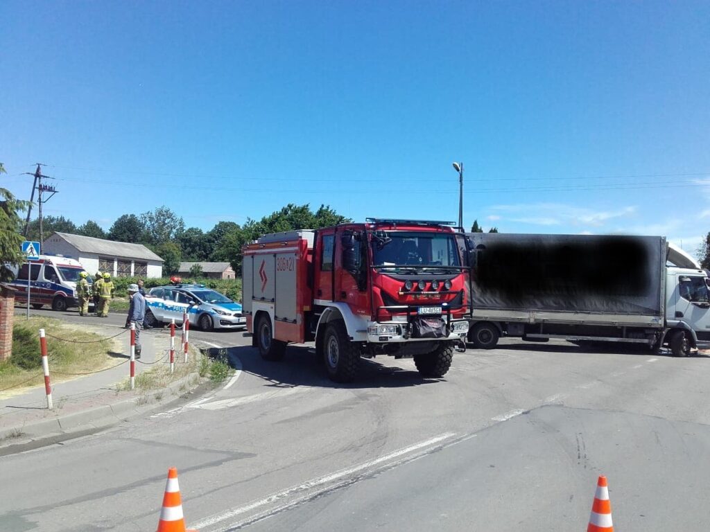 Ford uderzył w bok ciężarówki, dwie osoby poszkodowane. W akcji ratunkowej śmigłowiec LPR (zdjęcia)