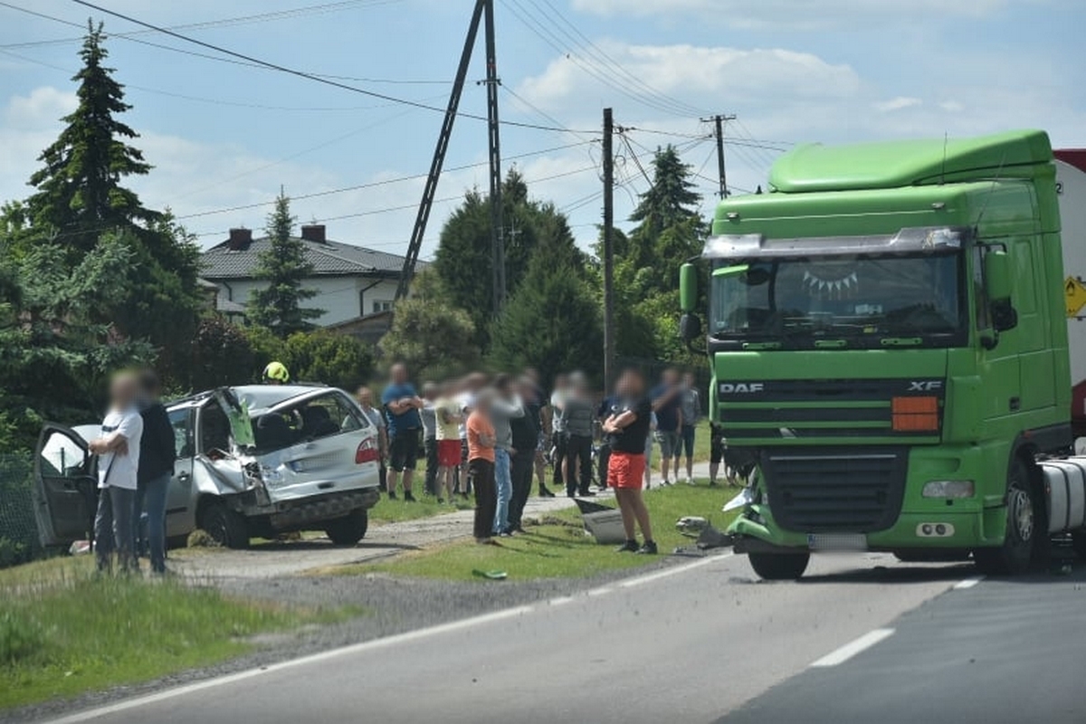 Po wypadku zablokowana droga krajowa nr 74, na trasie Kraśnik – Annopol (zdjęcia)