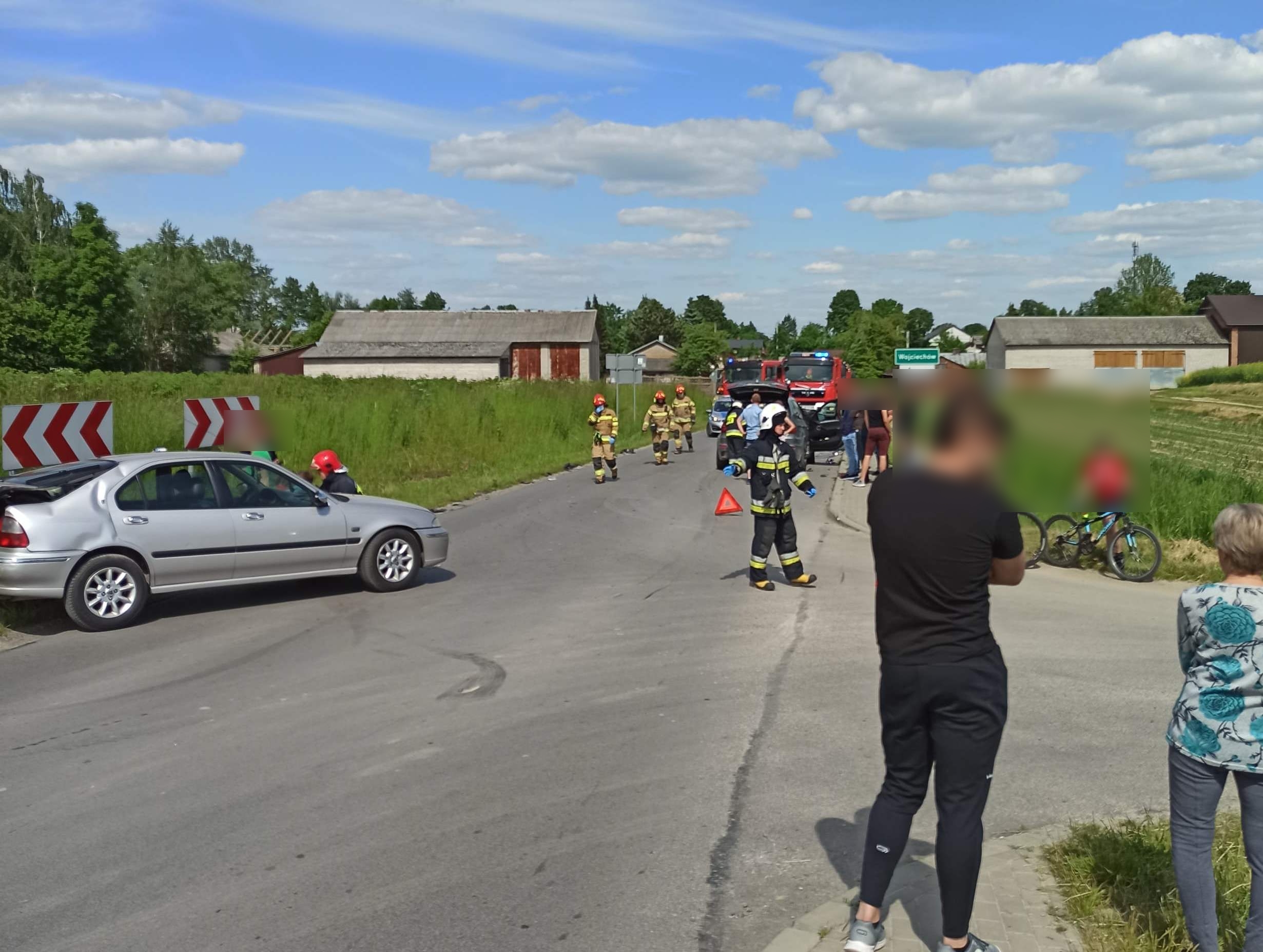 Zderzenie BMW z roverem w Wojciechowie. Droga jest zablokowana (zdjęcia)