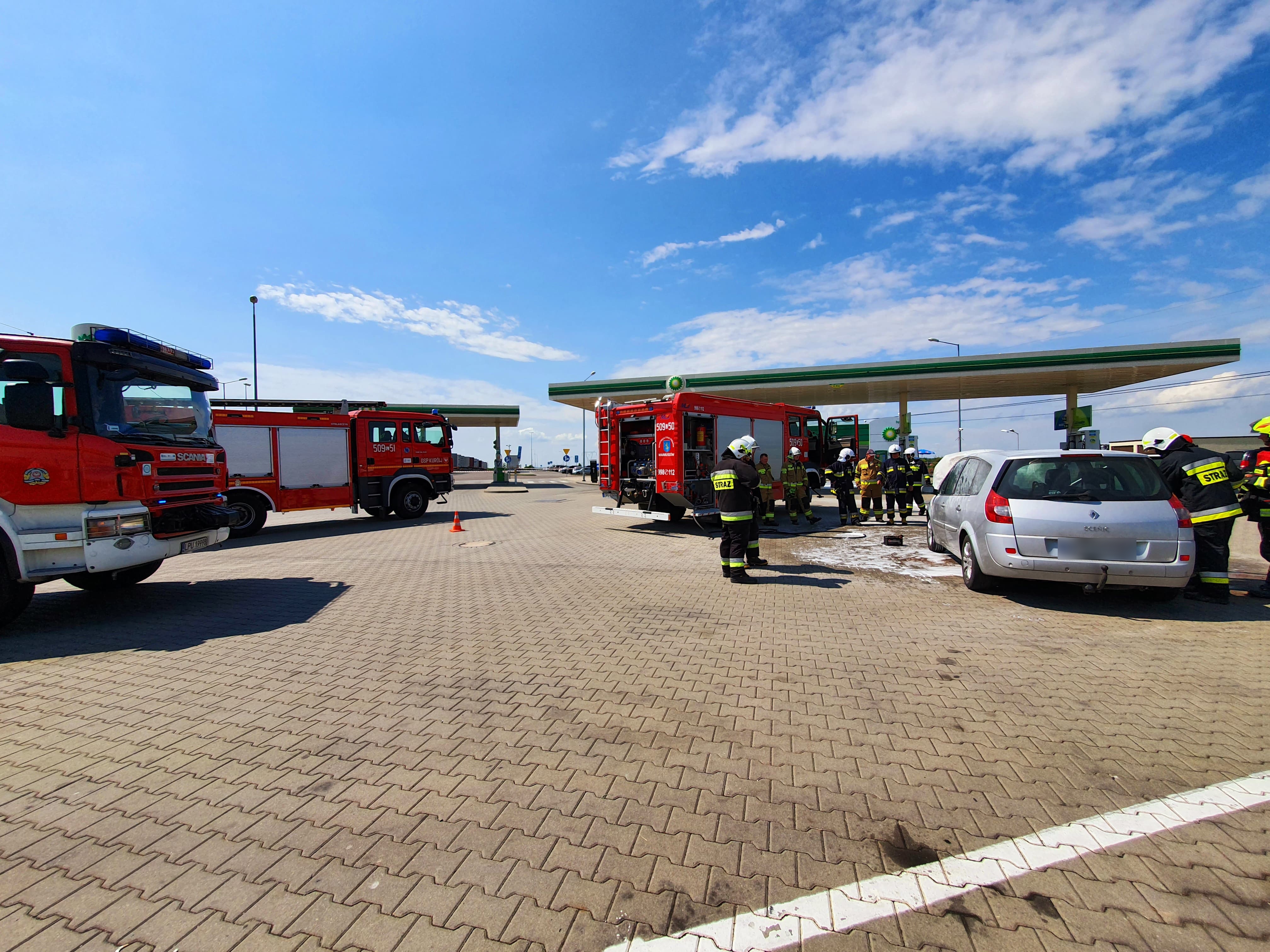 Pożar renaulta na stacji paliw. Trzy zastępy straży pożarnej w akcji (zdjęcia)