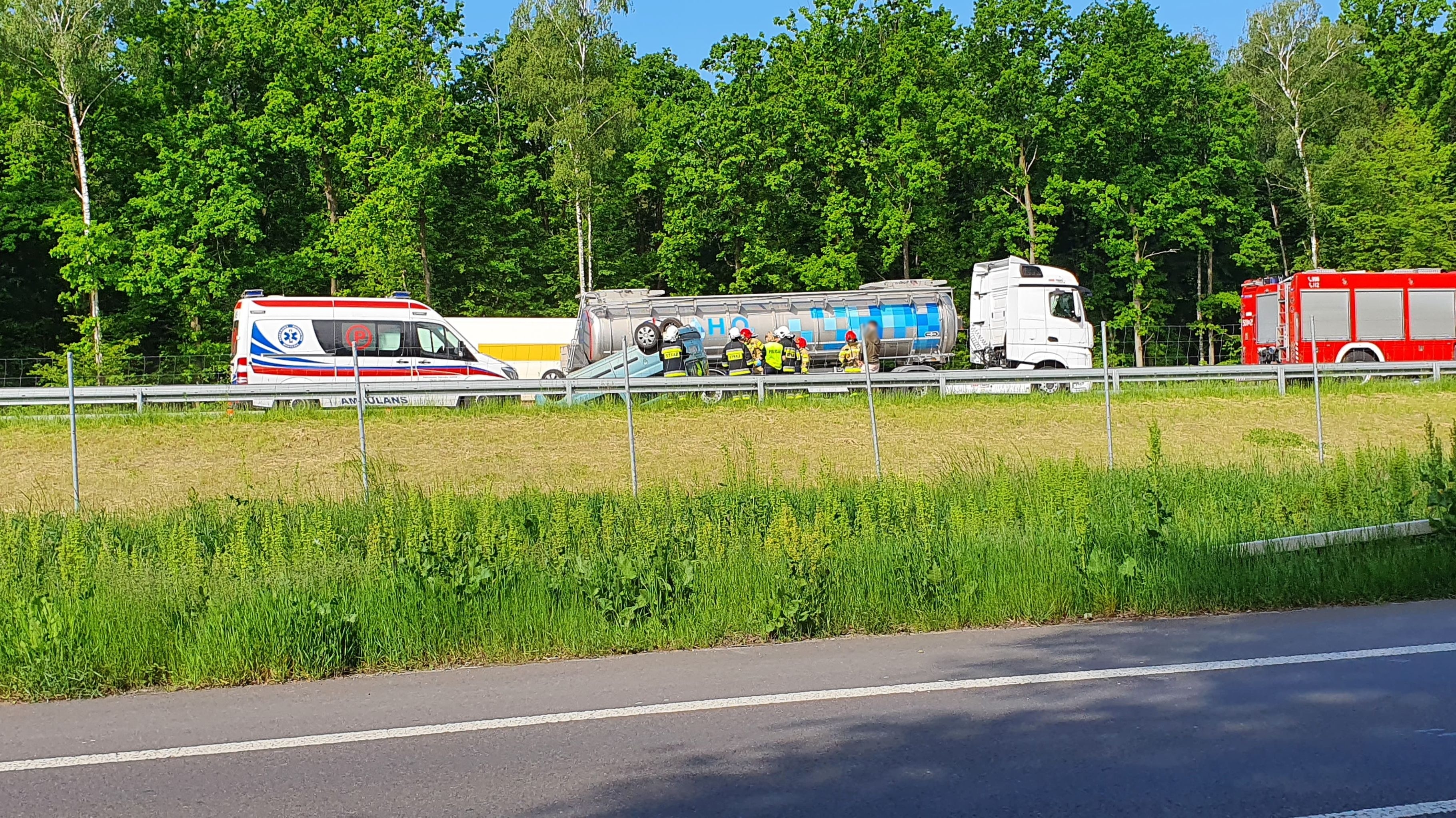 Dachowanie citroena na drodze ekspresowej. Utrudnienia w ruchu na trasie Lublin – Ryki (zdjęcia)