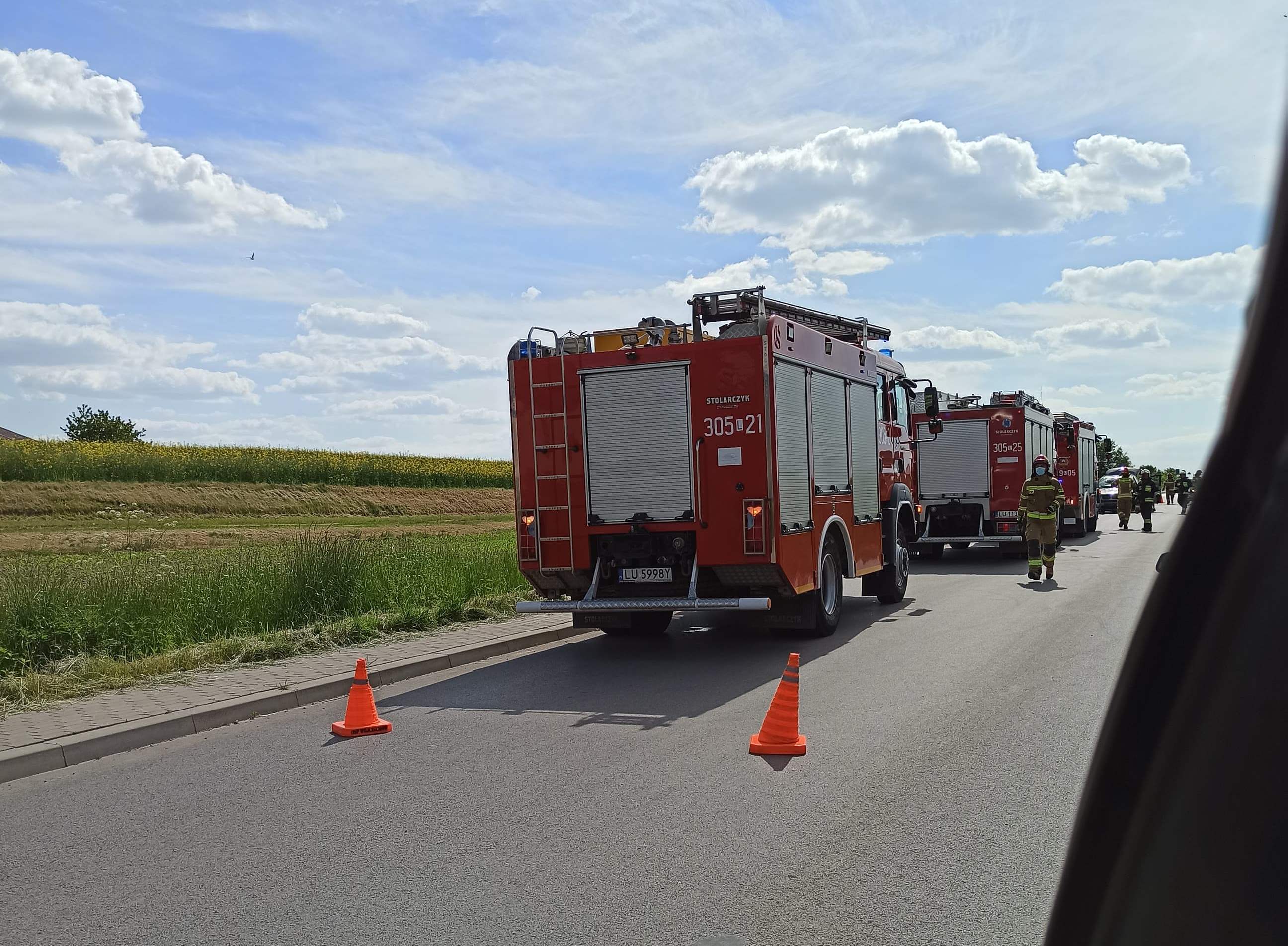 Zderzenie BMW z roverem w Wojciechowie. Droga jest zablokowana (zdjęcia)