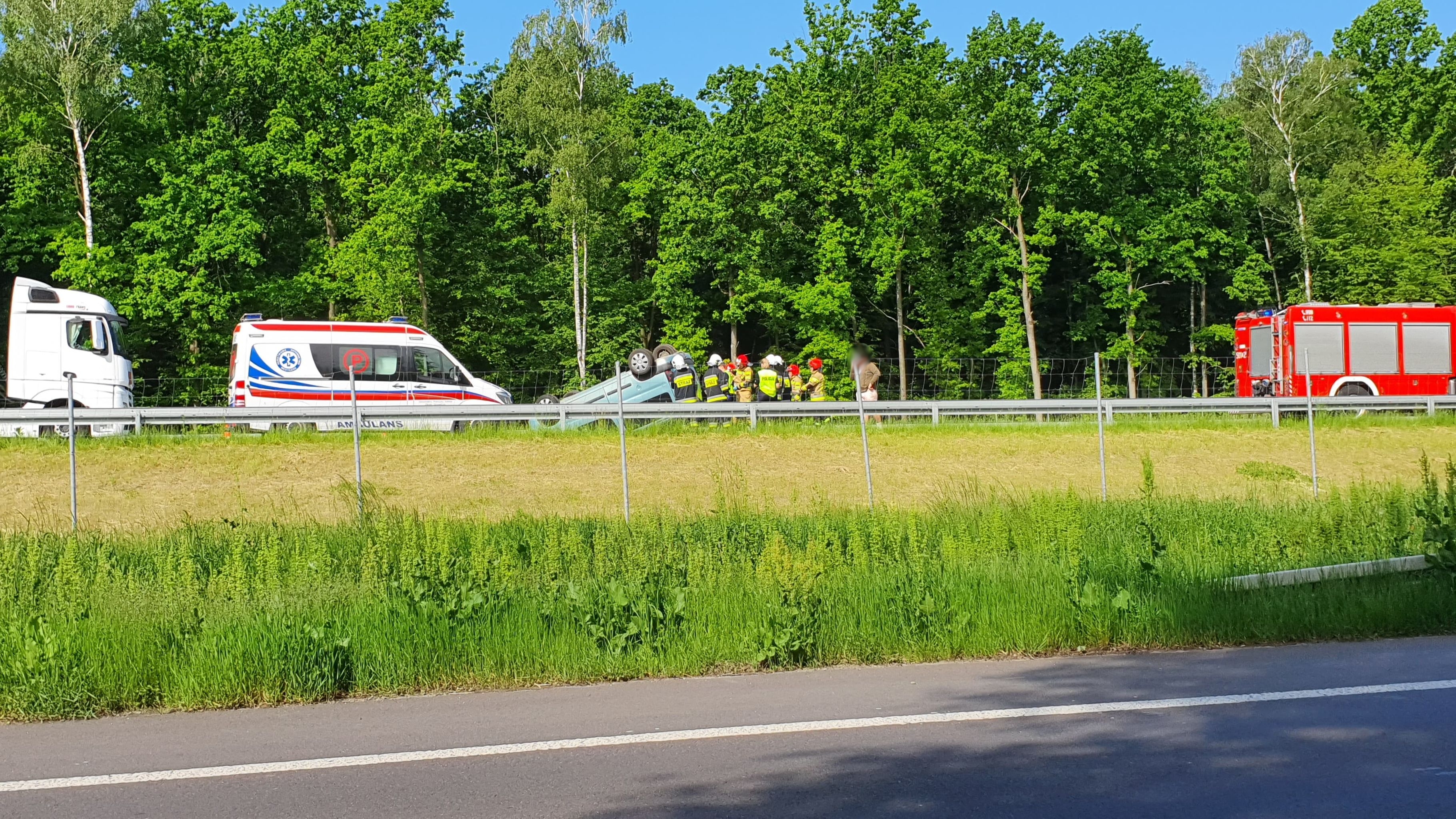 Dachowanie citroena na drodze ekspresowej. Utrudnienia w ruchu na trasie Lublin – Ryki (zdjęcia)