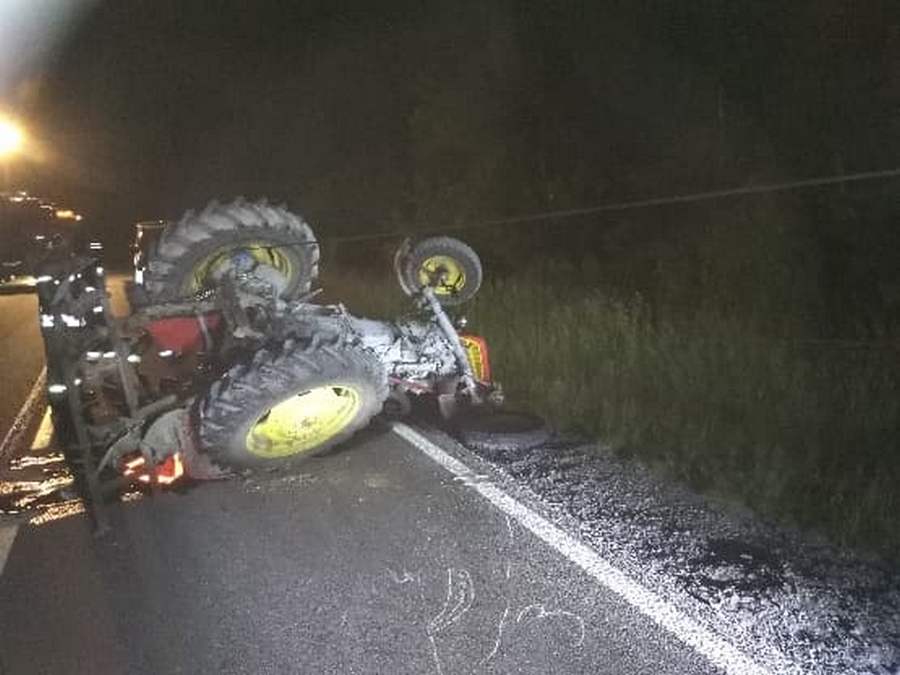 Po zderzeniu ciągnik przewrócił się i przygniótł kierującego. Mężczyzna zginął na miejscu (zdjęcia)