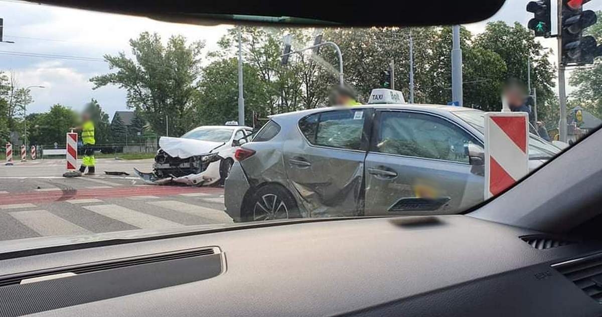 Zderzenie dwóch pojazdów na skrzyżowaniu, jedna osoba w szpitalu. Są utrudnienia z przejazdem (zdjęcia)