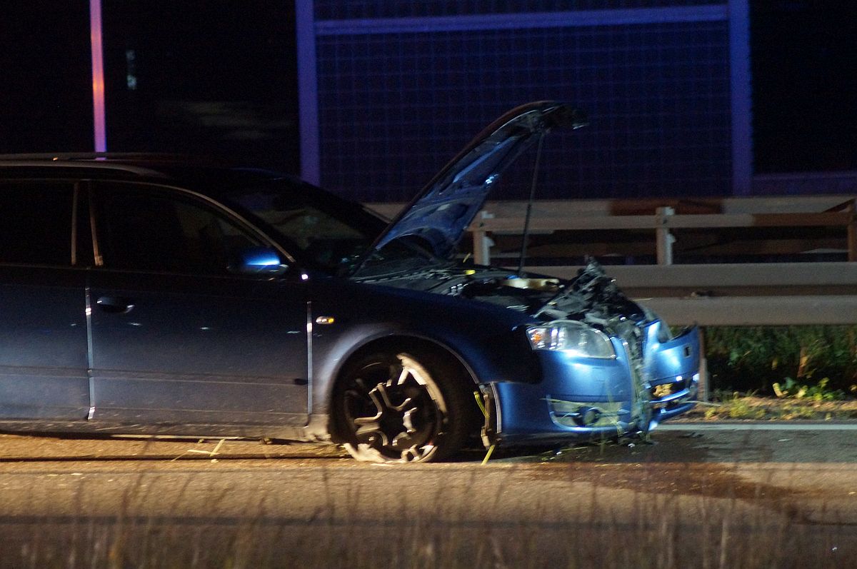 Audi uderzyło w latarnię, kierowca był nietrzeźwy. W zdarzeniu uszkodzony został jeszcze jeden pojazd (zdjęcia)