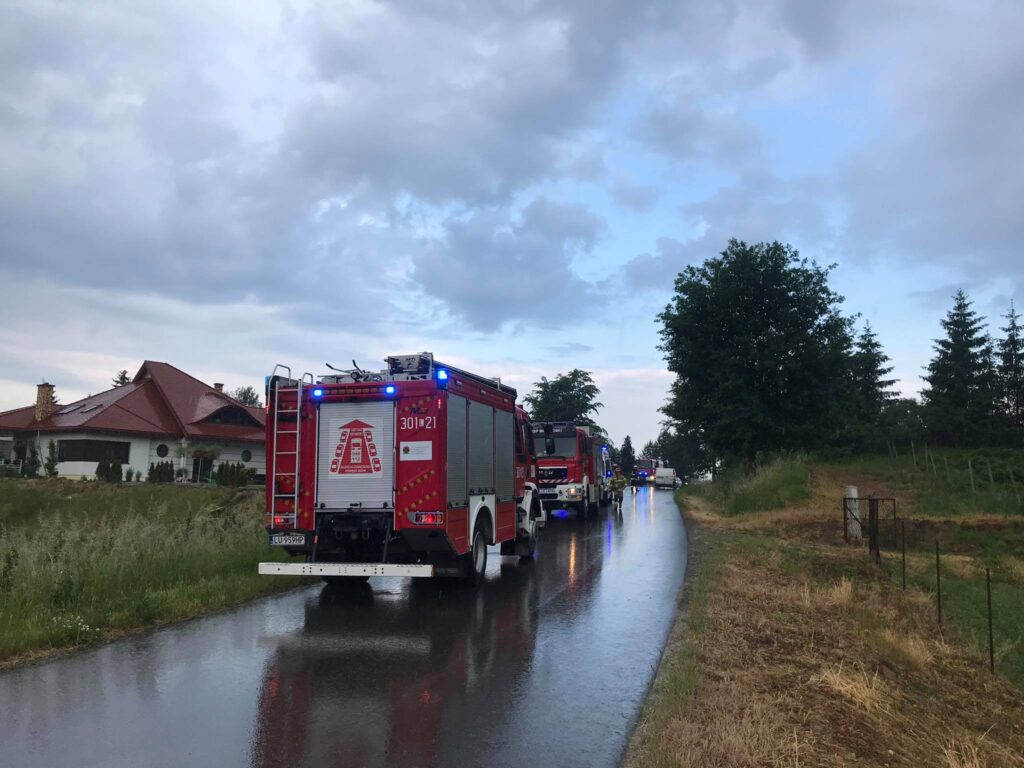 Dachowanie citroena w Miłocinie, kierowca trafił do szpitala (zdjęcia)