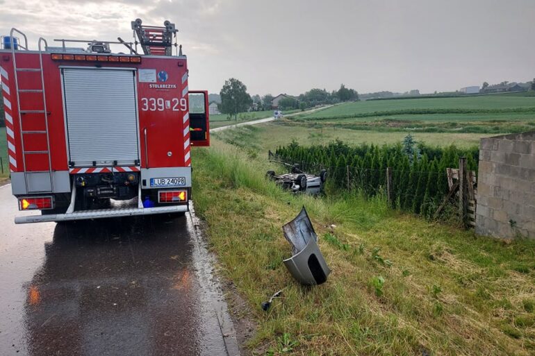 Dachowanie citroena w Miłocinie, kierowca trafił do szpitala (zdjęcia)