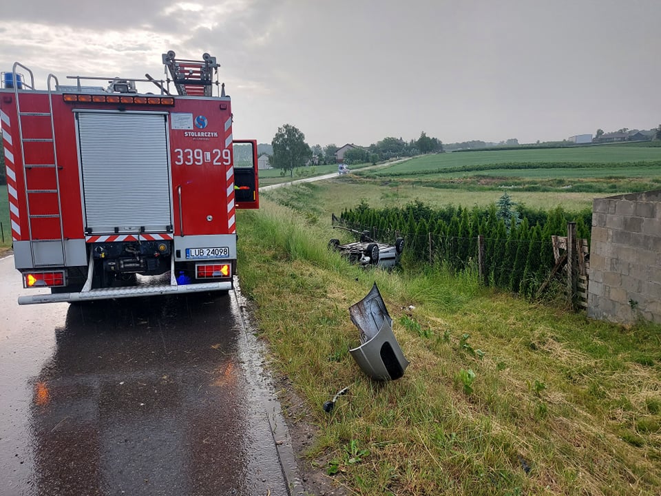 Dachowanie citroena w Miłocinie, kierowca trafił do szpitala (zdjęcia)