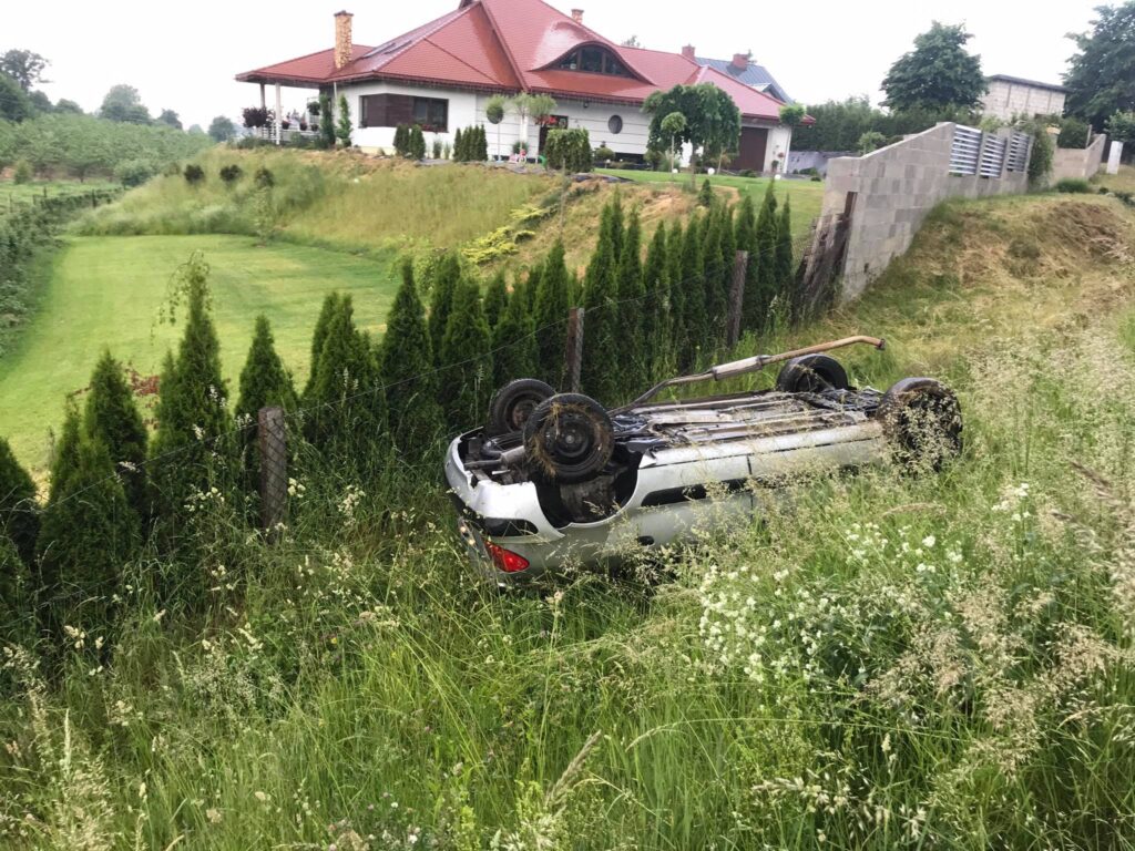 Dachowanie citroena w Miłocinie, kierowca trafił do szpitala (zdjęcia)