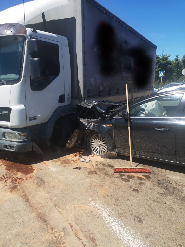 Ford uderzył w bok ciężarówki, dwie osoby poszkodowane. W akcji ratunkowej śmigłowiec LPR (zdjęcia)
