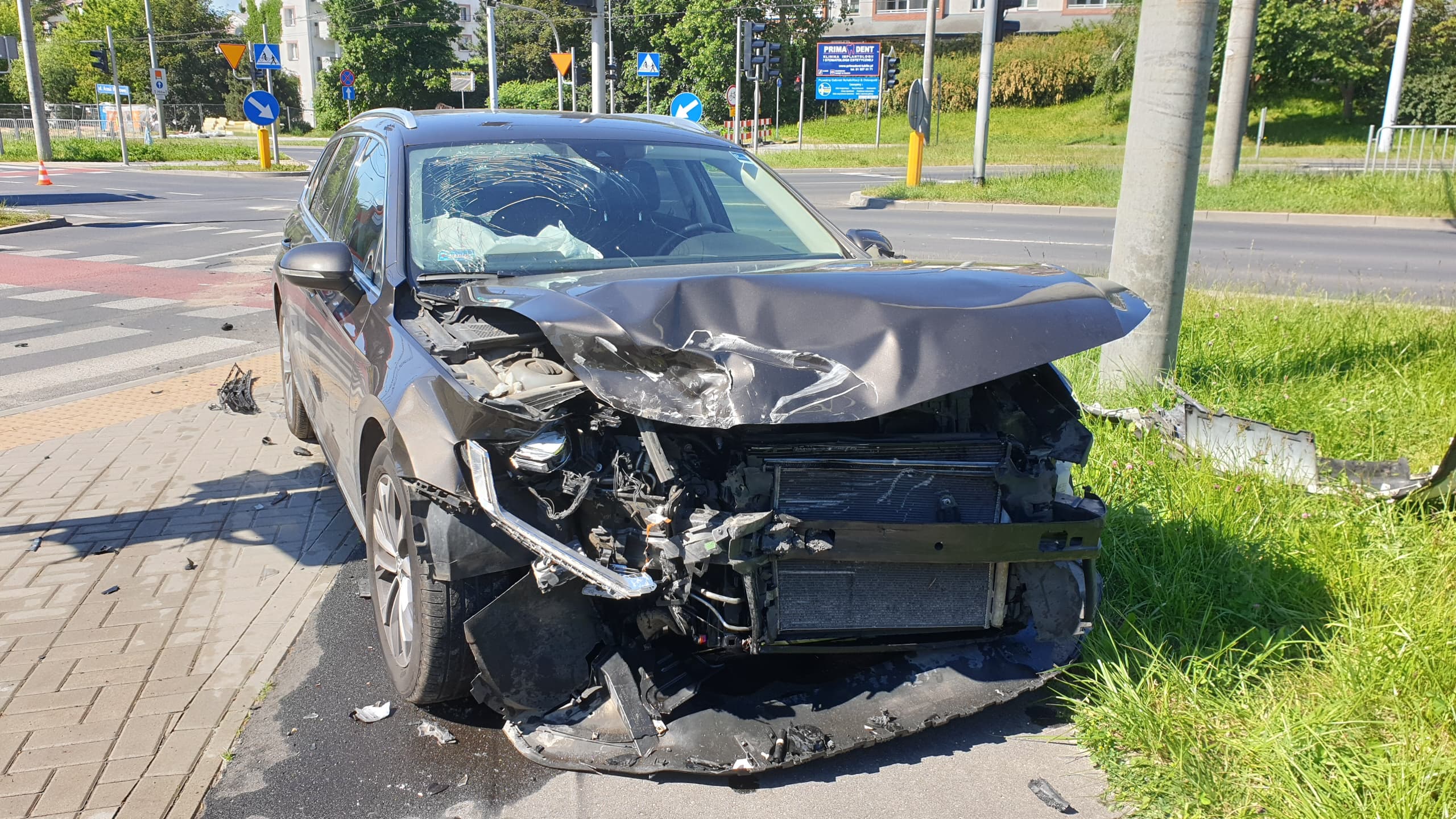 Poranne zderzenie dwóch pojazdów i duże utrudnienia w ruchu (zdjęcia)
