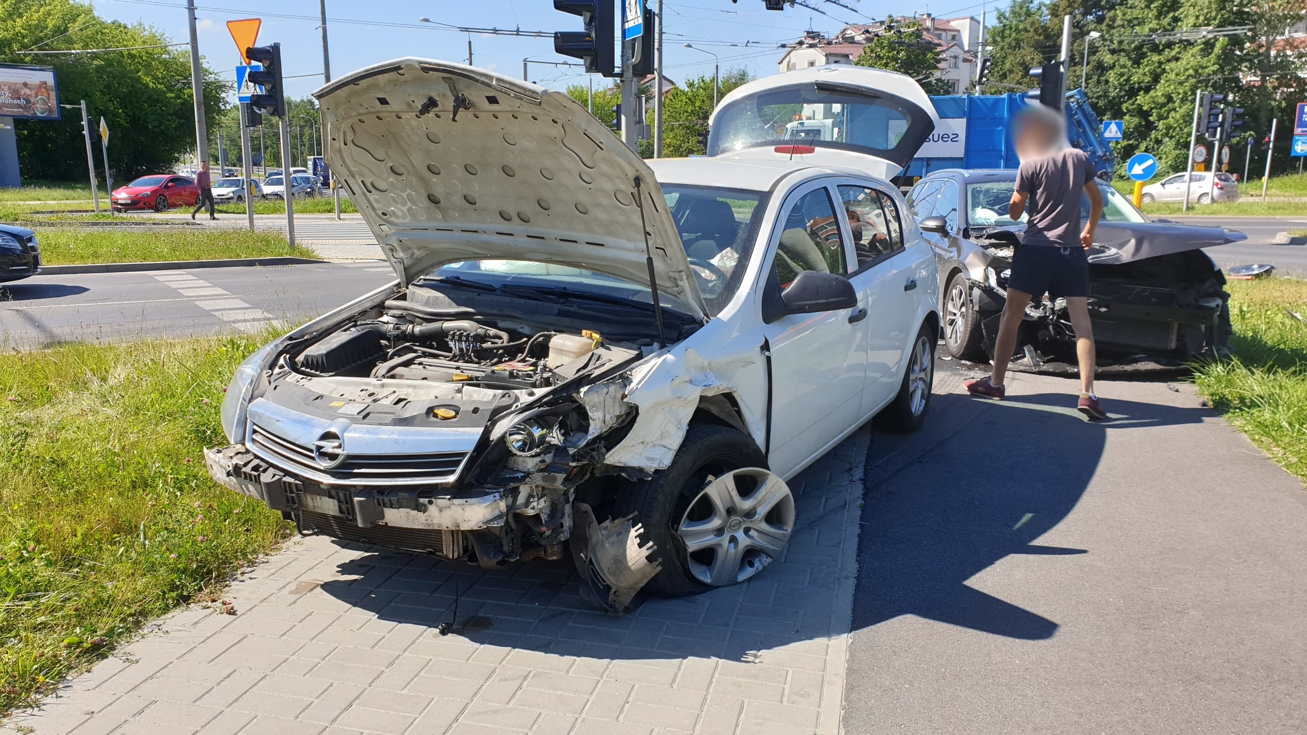 Poranne zderzenie dwóch pojazdów i duże utrudnienia w ruchu (zdjęcia)