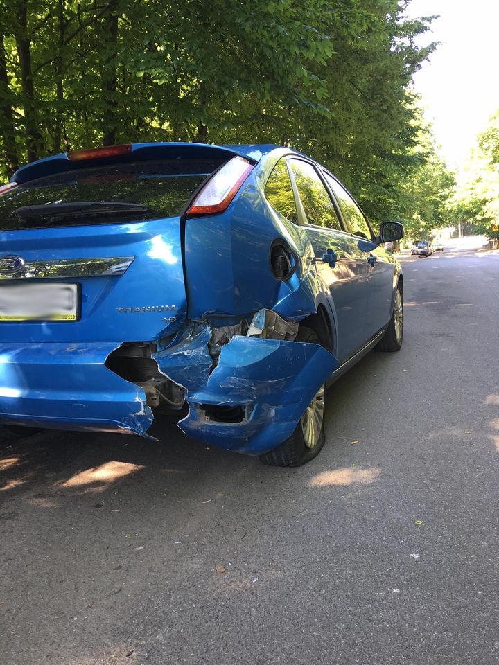 Poszukiwani świadkowie uszkodzenia zaparkowanego forda przy ul. Kleeberga (zdjęcia)